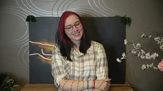 Snapshot of KarenHaan chatting on 10-25-25, 05:17 KarenHaan online show from 10-25-25, 05:17