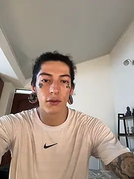 Snapshot of tommylongxx chatting on 11-13-25, 05:28 tommylongxx online show from 11-13-25, 05:28