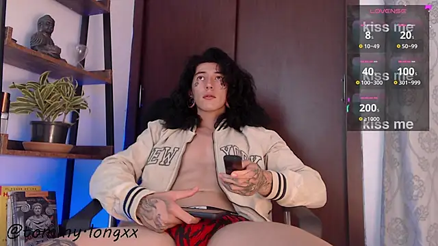 Snapshot of tommylongxx chatting on 09-19-25, 01:53 tommylongxx online show from 09-19-25, 01:53