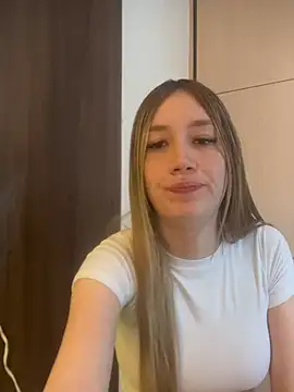 Snapshot of horny__molly_ chatting on 06-27-26, 04:35 horny molly online show from 06-27-26, 04:35