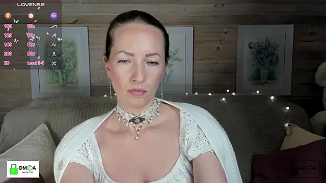 Queenymel online show from 10-28-25, 04:06