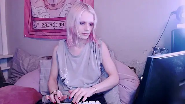 Alien Bella online show from 12-18-25, 01:04