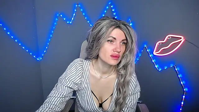 Snapshot of MilaLoona chatting on 04-19-26, 06:03 MilaLoona online show from 04-19-26, 06:03