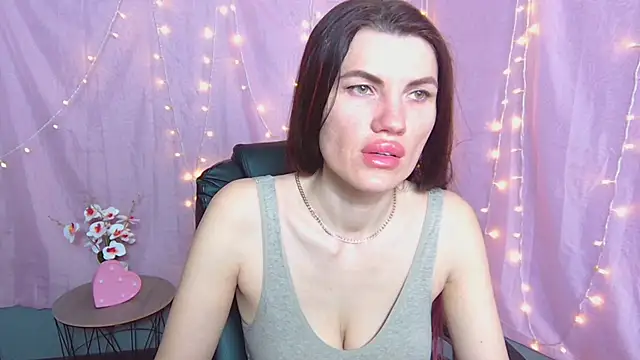 Snapshot of MilaLoona chatting on 05-17-26, 05:51 MilaLoona online show from 05-17-26, 05:51