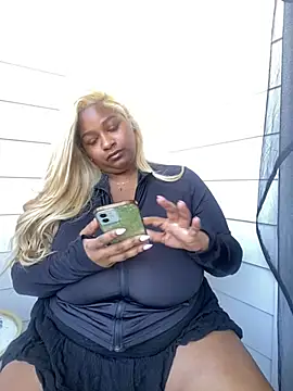 Snapshot of BigFineSelena chatting on 03-11-25, 08:09 BigFineSelena online show from 03-11-25, 08:09