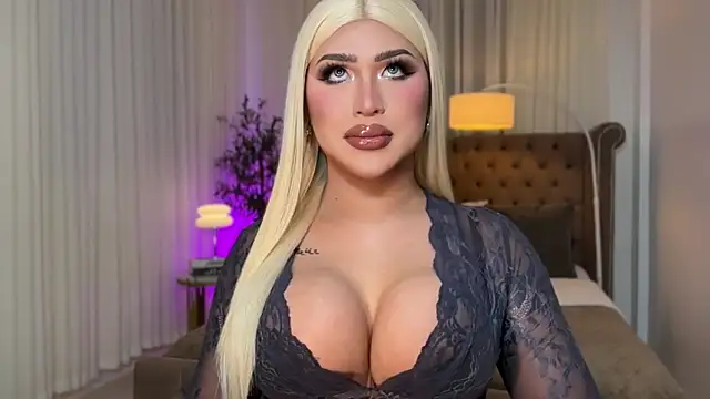 Snapshot of Your_Majesty_Tyra chatting on 10-21-25, 05:18 Your Majesty Tyra online show from 10-21-25, 05:18