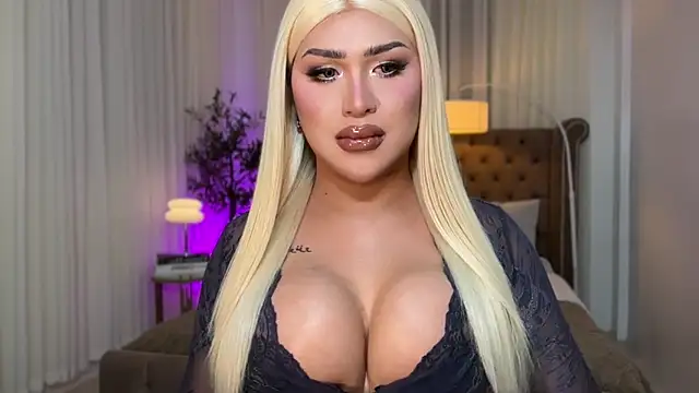 Snapshot of Your_Majesty_Tyra chatting on 10-08-25, 11:12 Your Majesty Tyra online show from 10-08-25, 11:12