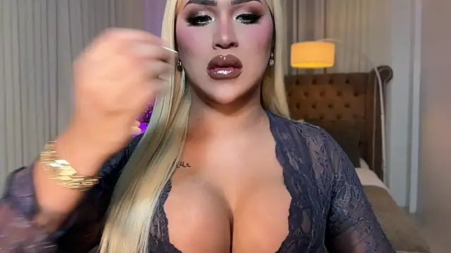 Snapshot of Your_Majesty_Tyra chatting on 10-13-25, 04:25 Your Majesty Tyra online show from 10-13-25, 04:25