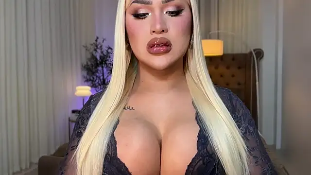 Snapshot of Your_Majesty_Tyra chatting on 10-12-25, 05:09 Your Majesty Tyra online show from 10-12-25, 05:09