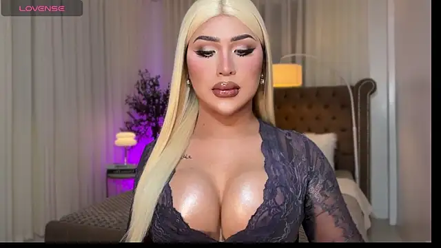 Snapshot of Your_Majesty_Tyra chatting on 11-15-25, 04:38 Your Majesty Tyra online show from 11-15-25, 04:38