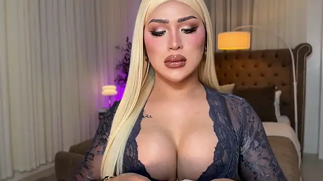 Snapshot of Your_Majesty_Tyra chatting on 10-23-25, 05:39 Your Majesty Tyra online show from 10-23-25, 05:39