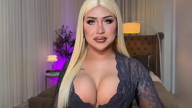 Snapshot of Your_Majesty_Tyra chatting on 10-15-25, 05:17 Your Majesty Tyra online show from 10-15-25, 05:17