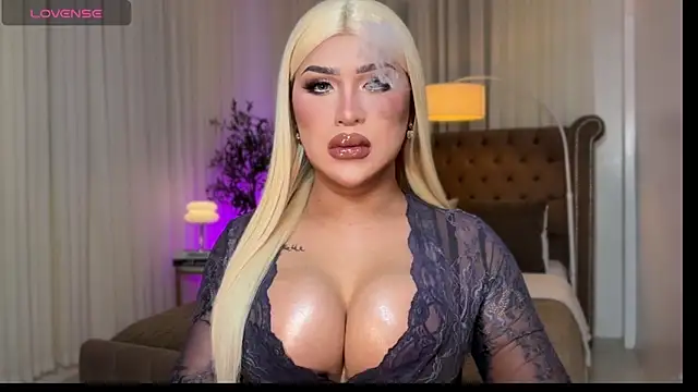 Snapshot of Your_Majesty_Tyra chatting on 11-03-25, 03:23 Your Majesty Tyra online show from 11-03-25, 03:23