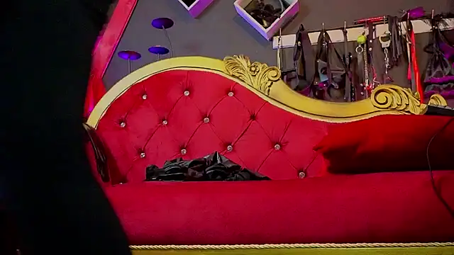 PerlaDivaio online show from 10-25-25, 02:07