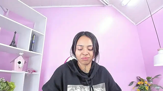 Snapshot of miss_soffi_ chatting on 02-25-25, 12:05 miss soffi  online show from 02-25-25, 12:05