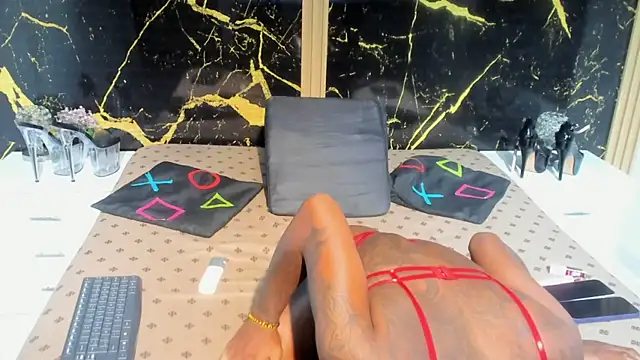 NahomyOwen online show from 12-19-25, 12:18