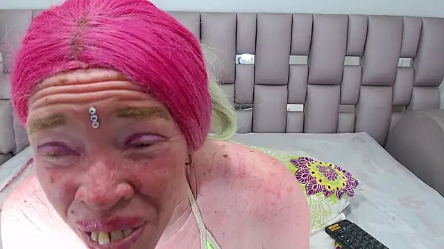 Snapshot of Kittywhiteass chatting on 10-30-25, 10:06 Kittywhiteass online show from 10-30-25, 10:06