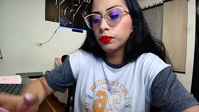 Snapshot of yesie_hot chatting on 06-12-26, 01:25 yesie hot online show from 06-12-26, 01:25