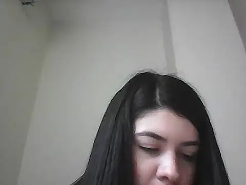 Snapshot of lauratobon chatting on 11-14-25, 02:21 lauratobon online show from 11-14-25, 02:21