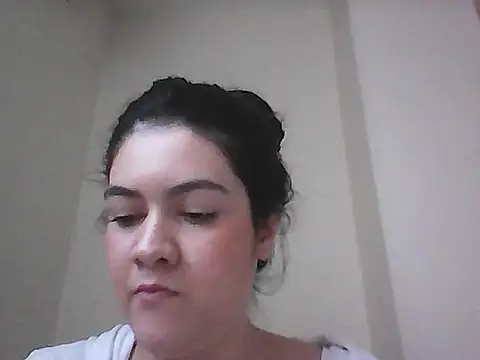 Snapshot of lauratobon chatting on 10-14-25, 04:51 lauratobon online show from 10-14-25, 04:51