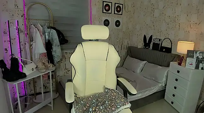 AlexandraMooree online show from 03-06-25, 12:52