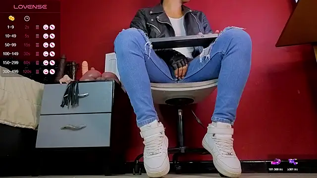 TomLover 12 online show from 10-29-25, 01:48