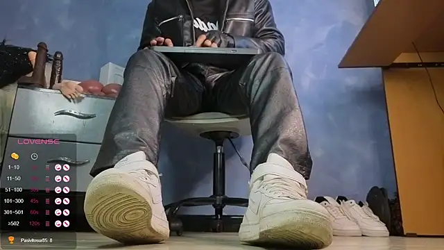 TomLover 12 online show from 02-11-26, 12:38