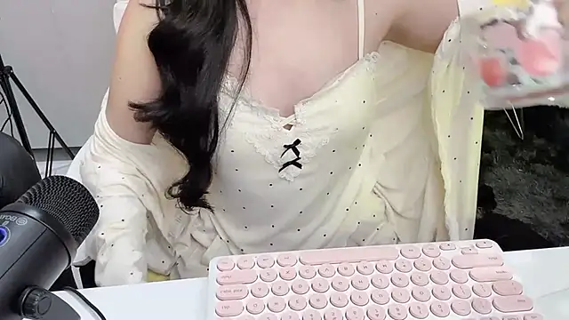Snapshot of Mya_Lee chatting on 01-24-25, 10:19 Mya Lee online show from 01-24-25, 10:19