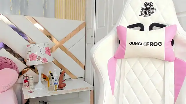 GianinaLewis online show from 04-18-26, 03:03