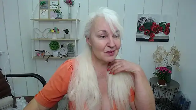 Snapshot of BlondyLeeBest chatting on 03-08-25, 04:56 BlondyLeeBest online show from 03-08-25, 04:56