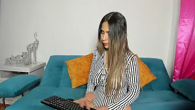 Snapshot of Victoria_Jonness chatting on 12-21-25, 04:19 Victoria Jonness online show from 12-21-25, 04:19