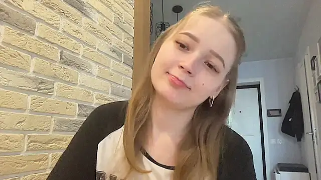 CharmingSarah online show from 04-17-26, 01:47