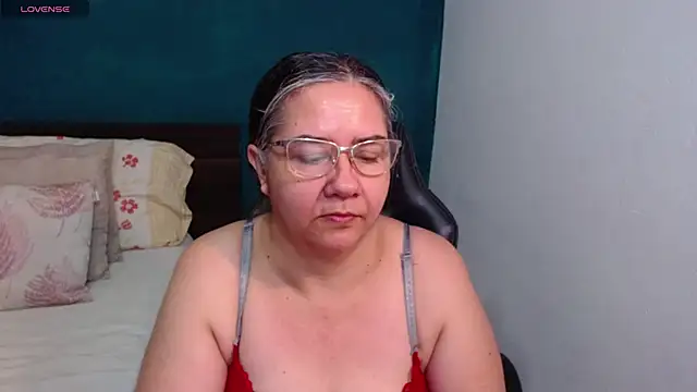 Snapshot of scaelettdubois chatting on 05-17-26, 02:33 scaelettdubois online show from 05-17-26, 02:33