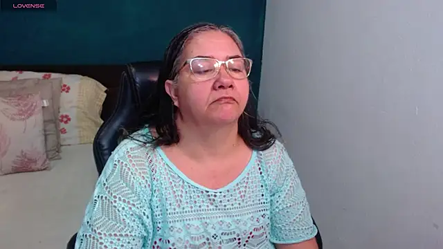Snapshot of scaelettdubois chatting on 06-07-26, 03:23 scaelettdubois online show from 06-07-26, 03:23