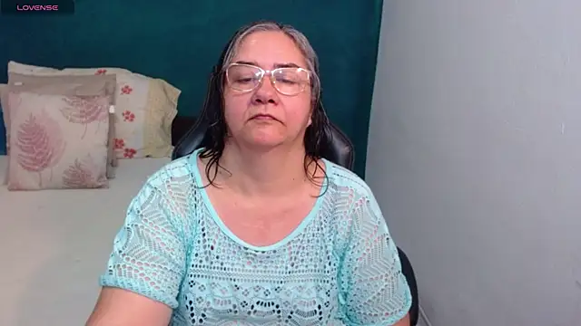 Snapshot of scaelettdubois chatting on 05-10-26, 02:37 scaelettdubois online show from 05-10-26, 02:37