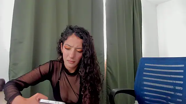 Snapshot of Lucia_Fuster chatting on 07-12-26, 09:04 Lucia Fuster online show from 07-12-26, 09:04