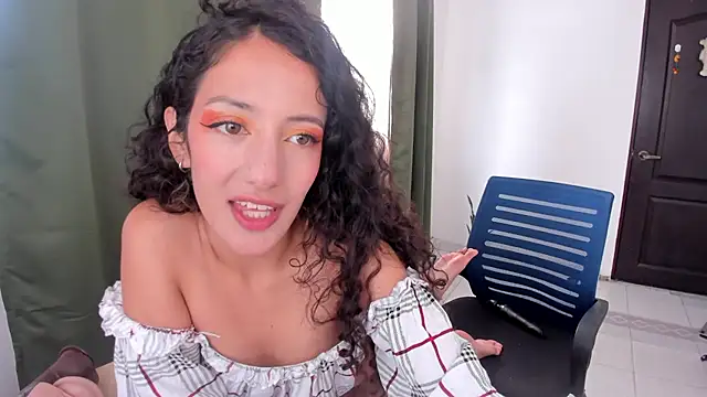 Snapshot of Lucia_Fuster chatting on 07-13-26, 07:02 Lucia Fuster online show from 07-13-26, 07:02