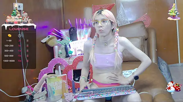 Snapshot of Skinygirl chatting on 02-28-25, 03:15 Skinygirl online show from 02-28-25, 03:15