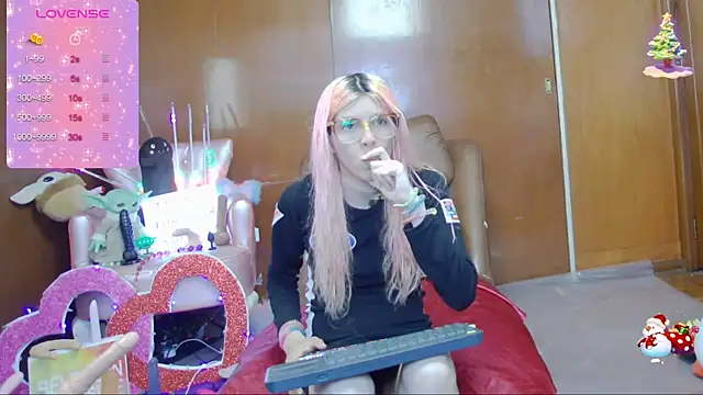 Snapshot of Skinygirl chatting on 03-05-25, 11:38 Skinygirl online show from 03-05-25, 11:38