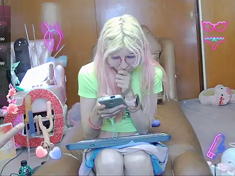 Skinygirl online show from 11-17-25, 11:42