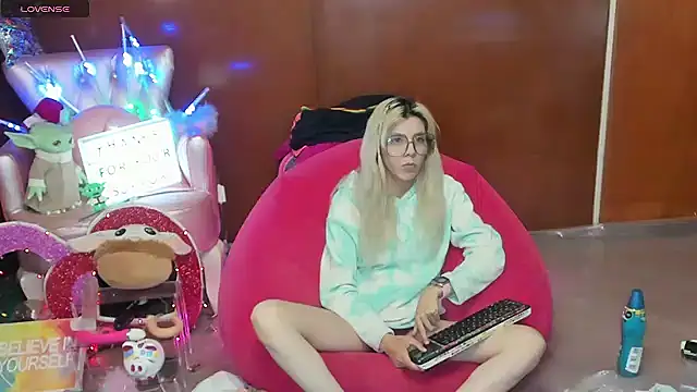 Skinygirl online show from 07-17-26, 11:46