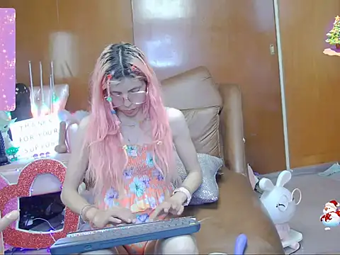 Snapshot of Skinygirl chatting on 10-18-25, 12:34 Skinygirl online show from 10-18-25, 12:34