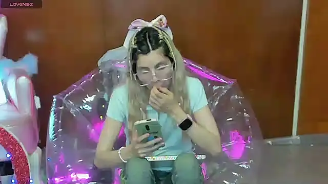 Skinygirl online show from 03-14-26, 11:33