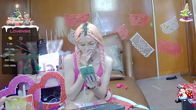Snapshot of Skinygirl chatting on 02-15-25, 05:51 Skinygirl online show from 02-15-25, 05:51