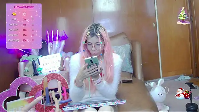 Snapshot of Skinygirl chatting on 10-21-25, 11:04 Skinygirl online show from 10-21-25, 11:04
