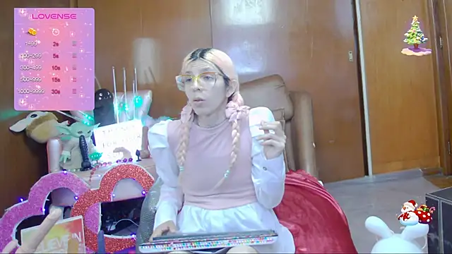 Snapshot of Skinygirl chatting on 03-16-25, 12:01 Skinygirl online show from 03-16-25, 12:01