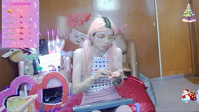 Snapshot of Skinygirl chatting on 03-03-25, 10:42 Skinygirl online show from 03-03-25, 10:42