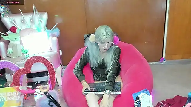 Skinygirl online show from 05-16-26, 12:09