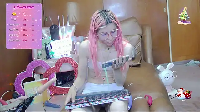 Snapshot of Skinygirl chatting on 09-27-25, 01:01 Skinygirl online show from 09-27-25, 01:01