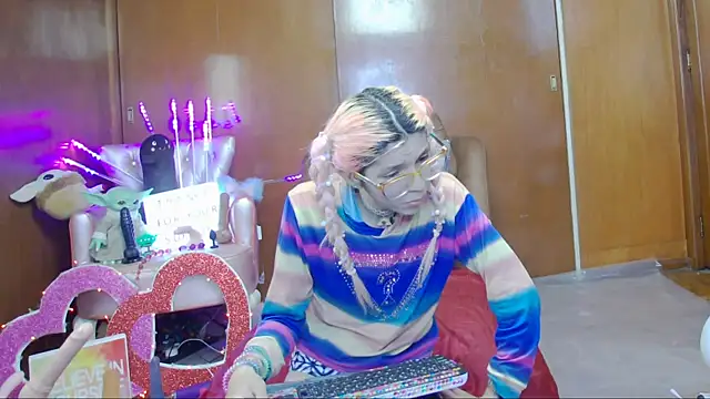 Snapshot of Skinygirl chatting on 03-10-25, 01:01 Skinygirl online show from 03-10-25, 01:01